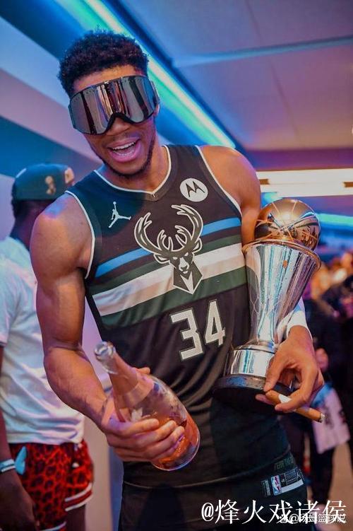 雄鹿大胜雷霆夺得NBA杯冠军 字母三双当选MVP